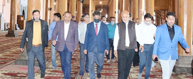 CS visits Jamia Masjid, other Shrines in Srinagar_ Reviews arrangements