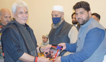 لفٹینٹ گورنر نے بارہمولہ میں ’’ صحیح راستہ ‘‘ پروگرام میں سینکڑوں پرجوش نوجوانوں ، شمالی کشمیر کے شہریوں سے خطاب کیا