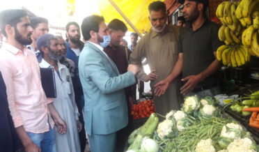 ترہگام کپوارہ میں مارکیٹ چیکنگ