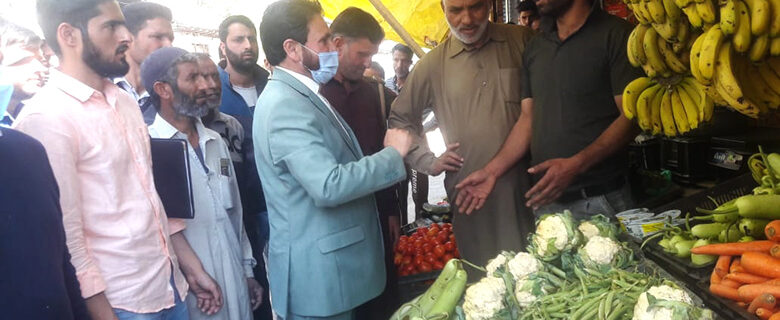 ترہگام کپوارہ میں مارکیٹ چیکنگ