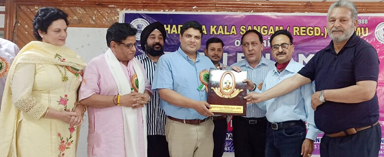 سیکرٹری سیاحت و ثقافت سرمد حفیظ نے ڈوگری فنکاروں کو مبارک باد دی