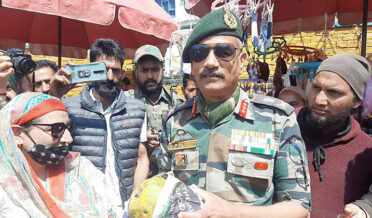 لیفٹنٹ جنرل ڈی پی پانڈے کی سوپورمیں لوگوں سے بات چیت