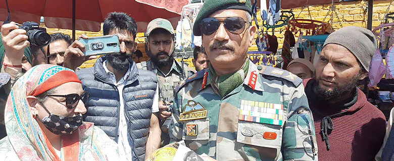 لیفٹنٹ جنرل ڈی پی پانڈے کی سوپورمیں لوگوں سے بات چیت