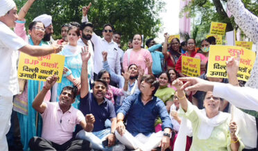 دہلی میں بلڈوزر کارروائی کے خلاف عام آدمی پارٹی سراپا احتجاج، بی جے پی دفتر کے باہر نعرے بازی