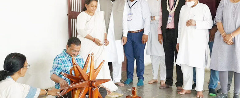 کیجریوال کی نظریں گجرات پر، احمد آباد میں روڈ شو کیا