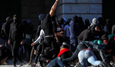اسرائیلی فوج کا مسجد اقصیٰ پر دھاوا، سیکڑوں فلسطینی زخمی