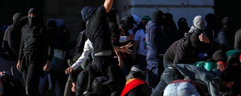 اسرائیلی فوج کا مسجد اقصیٰ پر دھاوا، سیکڑوں فلسطینی زخمی