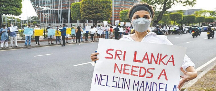 معاشی بحران پر عوامی احتجاج کے پیش نظر سری لنکا میں کرفیو نافذ