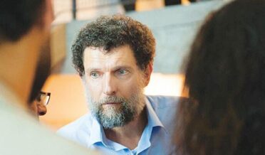 ترکی: اردوان کے ناقد دانشور کو بغاوت کے الزام میں عمر قید کی سزا