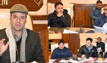 DC Kulgam reviews implementation of ABDP in D. K. Marg, Manzgam Blocks