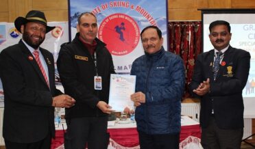 Advisor Bhatnagar felicitates Sigma Skiers at IISM Gulmarg