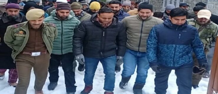 DC Kupwara visits border area Keran, takes stock of food and essential supplies,