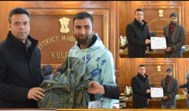 DC distributes Emergency Response Kits among Aapda Mitra volunteers at Kulgam
