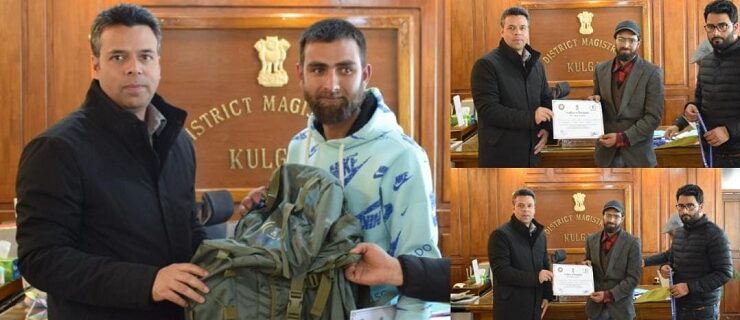 DC distributes Emergency Response Kits among Aapda Mitra volunteers at Kulgam