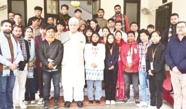 Lt Governor Manoj Sinha interacting with delegation of students visiting J&K under SEIL initiative