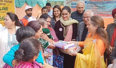 Sheetal Nanda distributes blankets, domestic items at Gandhi Nagar