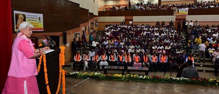 Lt Governor Manoj Sinha attended celebration of 450th Prakash Utsav of Goswami Shri Guru Nabha Dass Ji Maharaj (1)