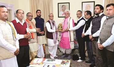 Lt Governor with delegation of Jammu Kashmir Shree Kashi Vidvat Parishad