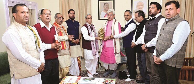 Lt Governor with delegation of Jammu Kashmir Shree Kashi Vidvat Parishad