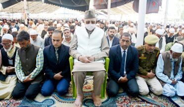 Dr Farooq Abdullah offering Jamat ul vida Prayer at Hazratbal Shrine