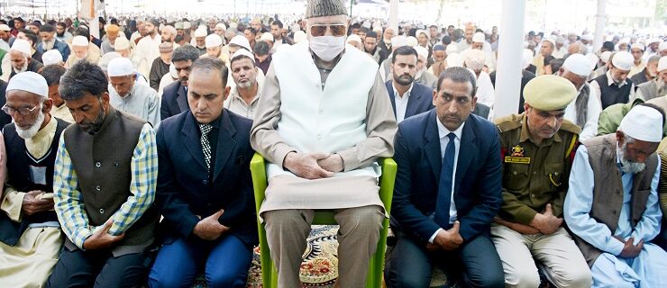 Dr Farooq Abdullah offering Jamat ul vida Prayer at Hazratbal Shrine