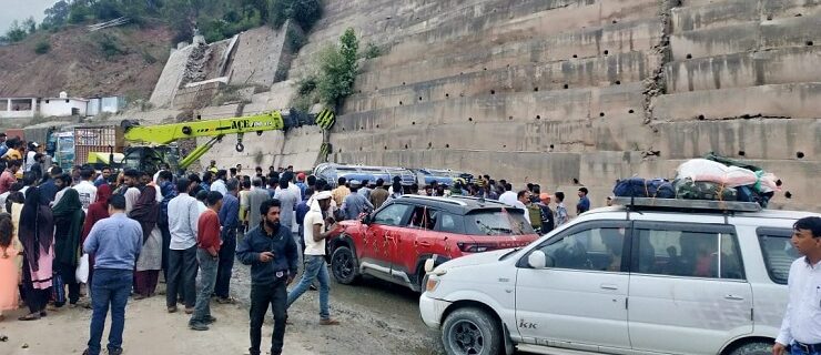 kulgam road accident