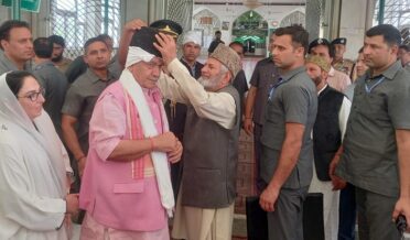 لیفٹیننٹ گورنر نے آثار شر یف درگاہ حضرت بل میں حاضری دی