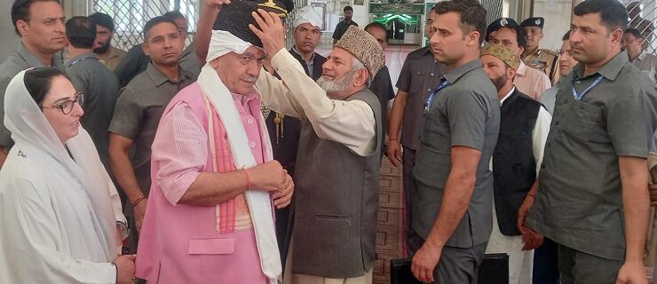 لیفٹیننٹ گورنر نے آثار شر یف درگاہ حضرت بل میں حاضری دی