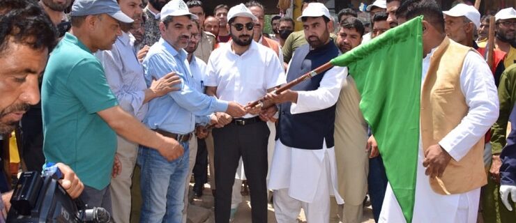 ضلع ترقیاتی کمشنر بڈ گام نے ہمہامہ ۔ بڈگام سڑک بیوٹیفکیشن کاموں کا جائزہ لیا
