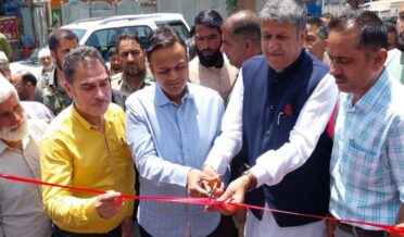 وائس چیئرمین ضلع ترقیاتی کونسل کپواڑہ اور ضلع ترقیاتی کمشنر کپواڑہ نے کولیگام لولاب میں 6.89 کروڑ روپے کی سڑک کا سنگ بنیاد رکھا