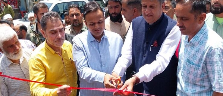 وائس چیئرمین ضلع ترقیاتی کونسل کپواڑہ اور ضلع ترقیاتی کمشنر کپواڑہ نے کولیگام لولاب میں 6.89 کروڑ روپے کی سڑک کا سنگ بنیاد رکھا