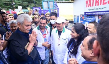 Lt Governor Shri Manoj Sinha visits Nunwan, Chandanwari base camps