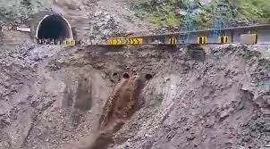 The series of rains in Tunnel KR stopped, Srinagar-Jammu highway remained closed on Tuesday