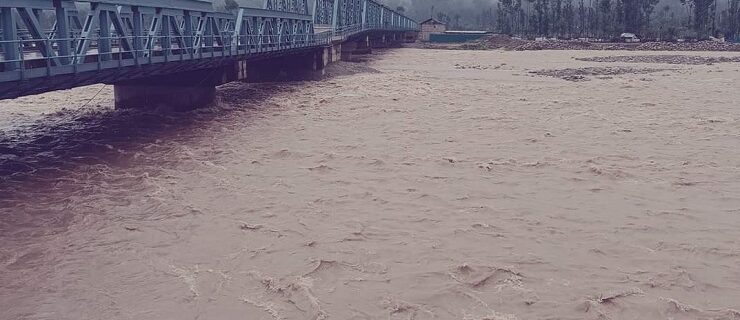 دورن شب موسلا دار بارشوں کے بعددریائے جہلم ،ولر جھیل اور شمال وجنوب ندی نالوںمیں طغیانی