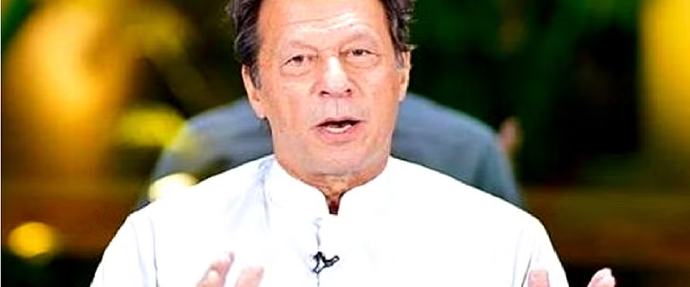 پاکستان کے سابق وزیر اعظم عمران خان کے سامنے کھڑی ہوئی نئی مصیبت، قریبی نے کھول دیئے کئی اہم راز