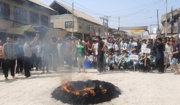 Irked by dilapidated road, Khumani Chowk residents stage protest
