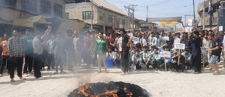 Irked by dilapidated road, Khumani Chowk residents stage protest
