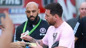 خاکروب کو میسی سے آٹوگراف لینا مہنگا پڑ گیا، فوری نوکری سے فارغ