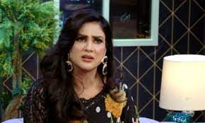 والدہ کے علاج کیلئے پیسے مانگے تو لوگوں کے سامنے رونا پڑا، فضا علی غصہ ہوگئیں