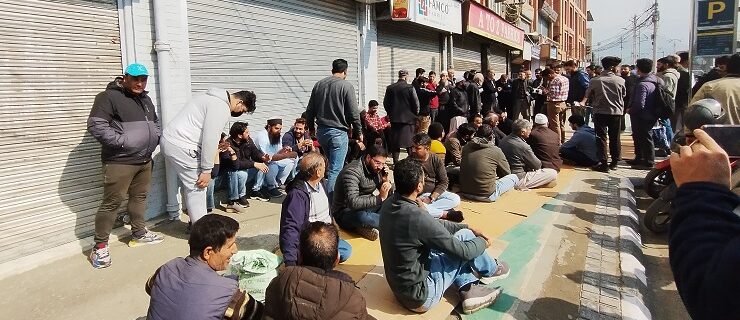 Shopkeepers protest Waqf Board’s action at Auqaf Market