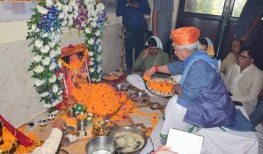 لیفٹیننٹ گورنر نے مہانومی کے موقعہ پر جموں کے تھلوال میں بھدر کالی دیوی کے مندر میں پوجا کی