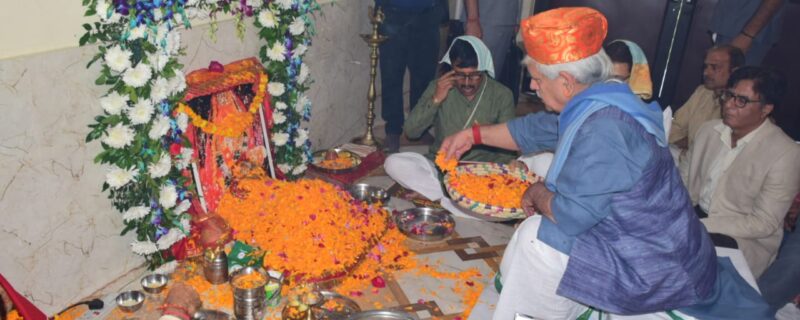 لیفٹیننٹ گورنر نے مہانومی کے موقعہ پر جموں کے تھلوال میں بھدر کالی دیوی کے مندر میں پوجا کی