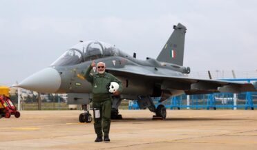 وزیر اعظم مودی نے تیجس طیارے میں اڑان بھری لی