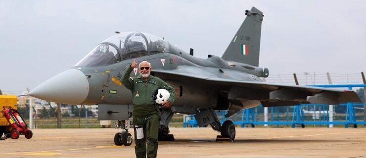 وزیر اعظم مودی نے تیجس طیارے میں اڑان بھری لی