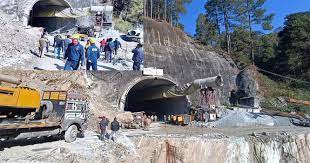 اتراکھنڈ ٹنل میں پھنسے 40 مزدور کو بچانے کیلئے بڑے پیمانے پر آپریشن جاری