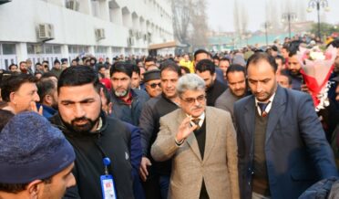 Atal Dulloo accorded rousing welcome at Srinagar Secretariat-20-1