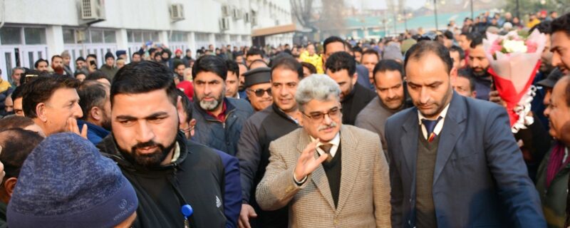 Atal Dulloo accorded rousing welcome at Srinagar Secretariat-20-1