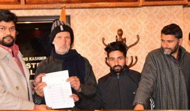 ضلع ترقیاتی کمشنر گاندربل نے مستحقین میں 25.06لاکھ روپے کی مالی اِمداد تقسیم کی