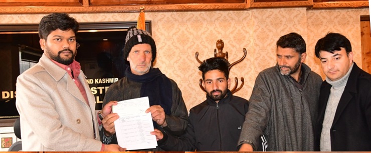 ضلع ترقیاتی کمشنر گاندربل نے مستحقین میں 25.06لاکھ روپے کی مالی اِمداد تقسیم کی