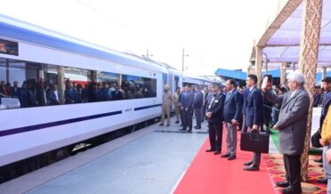 وزیر اعظم نے شری ماتا ویشنو دیوی کٹرا ۔ نئی دہلی روٹ کیلئے دوسری وندے بھارت ٹرین کو ہری جھنڈی دکھائی